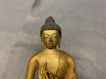 Een Chinese vergulde bronzen figuur van Boeddha, Kangxi